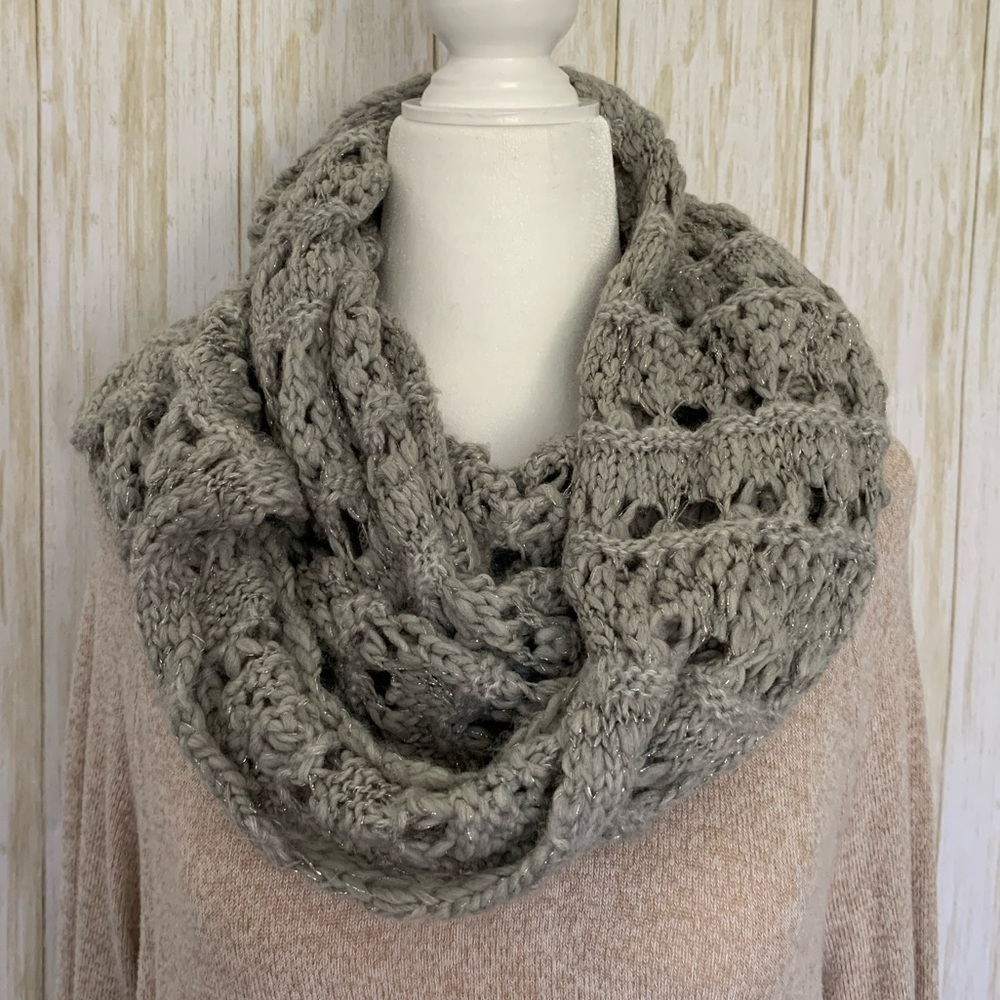 American Eagle gray knit infinity scarf